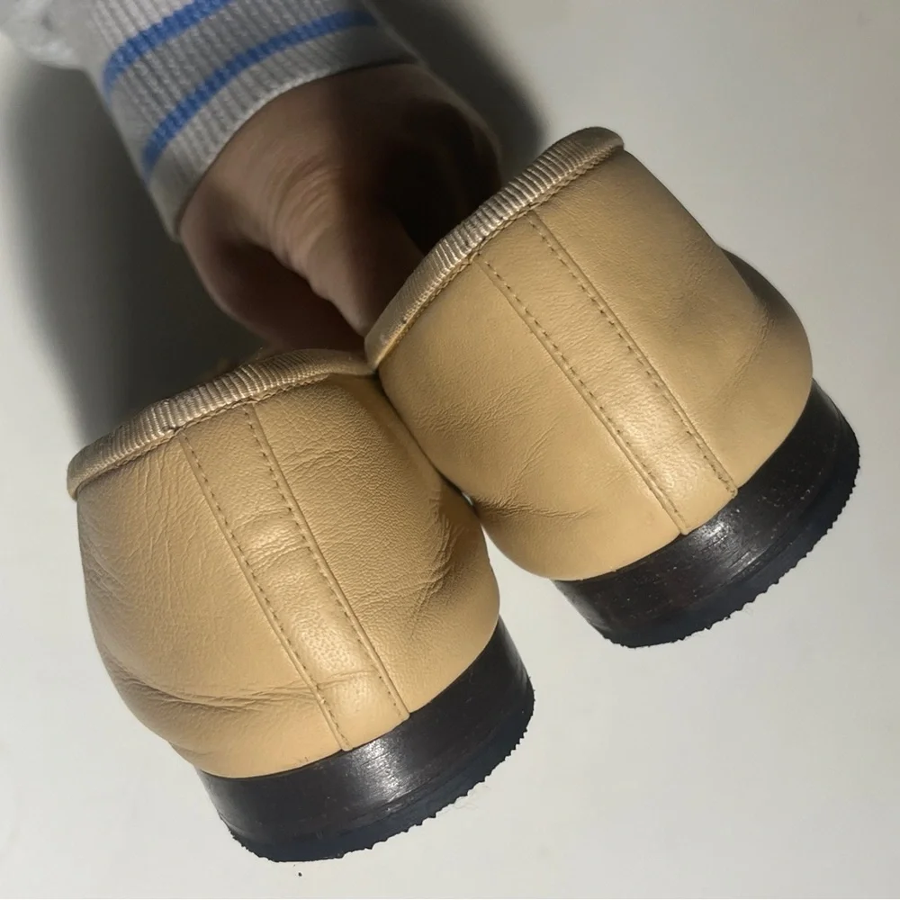 CHANEL Two-Tone Beige and Black Flats - Picture 3 of 10